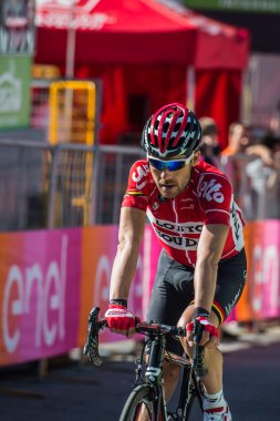 Corvara, İtalya 21 Mayıs 2016; Profesyonel bisikletçi sahnenin bitiş çizgisini geçmek