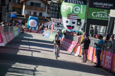 Corvara, İtalya 21 Mayıs 2016; Profesyonel bisikletçi sahnenin bitiş çizgisini geçmek