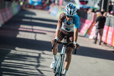 Corvara, İtalya 21 Mayıs 2016; Profesyonel bisikletçi sahnenin bitiş çizgisini geçmek