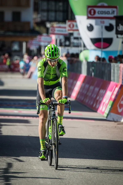 Corvara, Italië 21 mei 2016; Davide Formolo, profwielrenner, passeren de finishlijn van het podium — Stockfoto