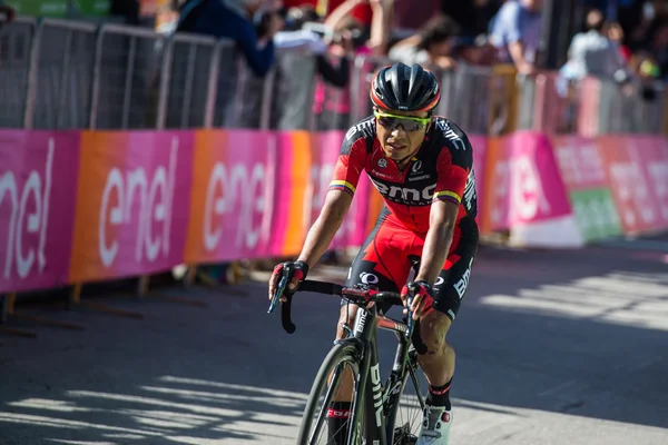 Corvara, Italia Mayo 21, 2016; ciclista profesional pasa la línea de meta de la etapa — Foto de Stock