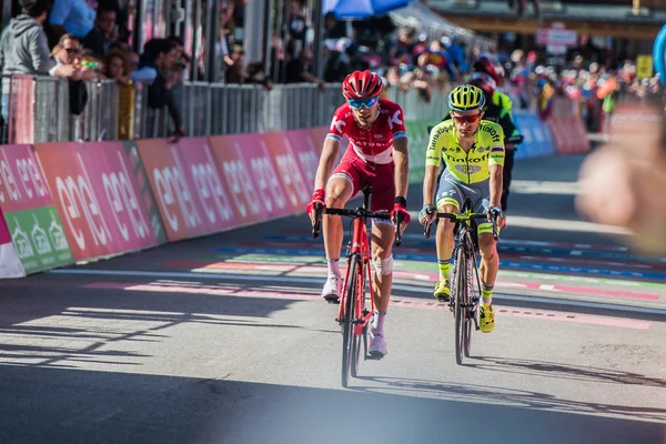 Corvara, Italia Mayo 21, 2016; Los ciclistas profesionales pasan la línea de meta de la etapa — Foto de Stock
