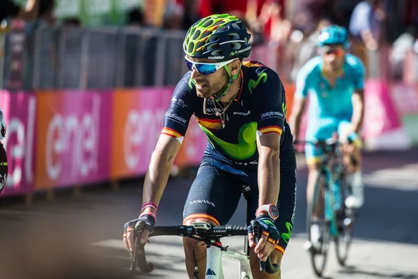 Corvara, Italia Mayo 21, 2016; Alejandro Valverde, ciclista profesional, pasa la línea de meta de la etapa —  Fotos de Stock