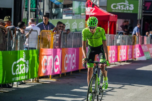 Corvara, Italien 21 maj 2016; Joe Dombrowski, professionell cyklist, passera mållinjen i Corvara. — Stockfoto