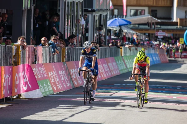 Corvara, Italia Mayo 21, 2016; Los ciclistas profesionales pasan la línea de meta de la etapa — Foto de Stock