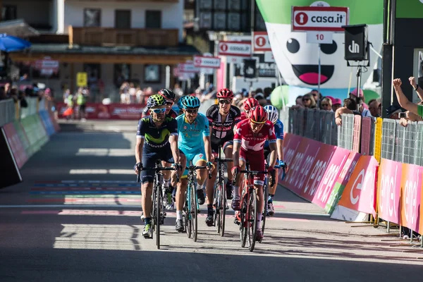 Corvara, Italia Mayo 21, 2016; Los ciclistas profesionales pasan la línea de meta en Corvara — Foto de Stock