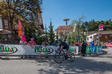 Castelrotto, İtalya 22 Mayıs 2016; A sert zaman deneme sırasında profesyonel bisikletçi tırmanmak