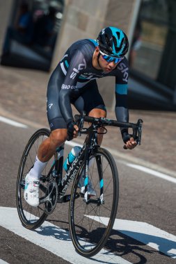 Castelrotto, İtalya 22 Mayıs 2016; A sert zaman deneme sırasında profesyonel bisikletçi tırmanmak