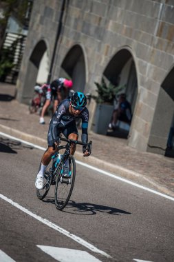 Castelrotto, İtalya 22 Mayıs 2016; A sert zaman deneme sırasında profesyonel bisikletçi tırmanmak