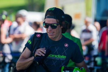 Castelrotto, İtalya 22 Mayıs 2016; Rigoberto Uran zaman deneme tırmanmadan önce takım arkadaşları ve onun kamera ile şakalar