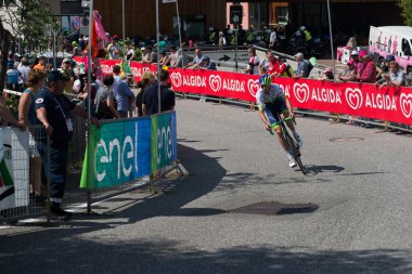 Castelrotto, İtalya 22 Mayıs 2016; A sert zaman deneme sırasında profesyonel bisikletçi tırmanmak