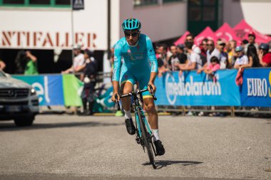 Castelrotto, İtalya 22 Mayıs 2016; A sert zaman deneme sırasında profesyonel bisikletçi tırmanmak