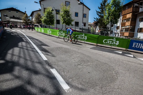 Castelrotto, Italia 22 de mayo de 2016; Damiano Cunego, ciclista profesional, en blu jersey durante una dura escalada de prueba — Foto de Stock