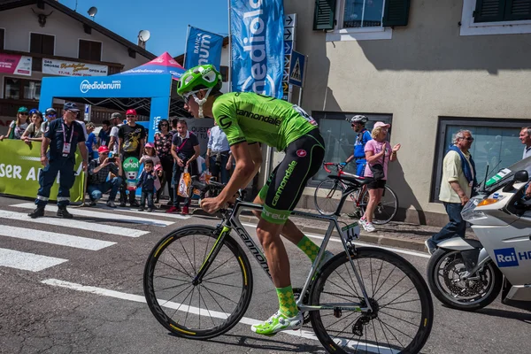 卡斯特尔罗托，意大利 2016 年 5 月 22 日;乔 Dombrowski，职业自行车手，在困难时期审判攀登 — 图库照片
