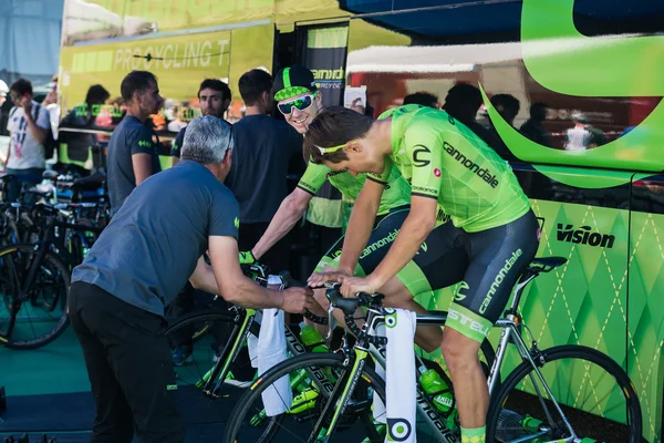 Castelrotto, Italia 22 de mayo de 2016; ciclista profesional del equipo Cannondale en el rodillo antes de una dura escalada de prueba — Foto de Stock