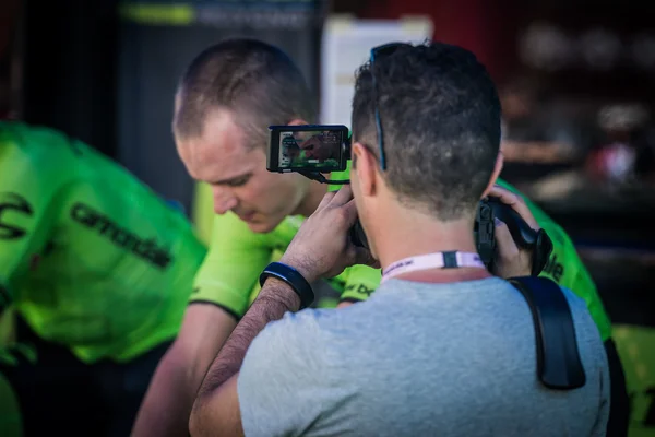 Castelrotto, Italien 22. Mai 2016; Radprofi des Cannondale-Teams auf der Walze vor einem harten Anstieg im Zeitfahren — Stockfoto