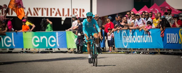 Castelrotto, Italia 22 de mayo de 2016; ciclista profesional durante una dura escalada de prueba — Foto de Stock