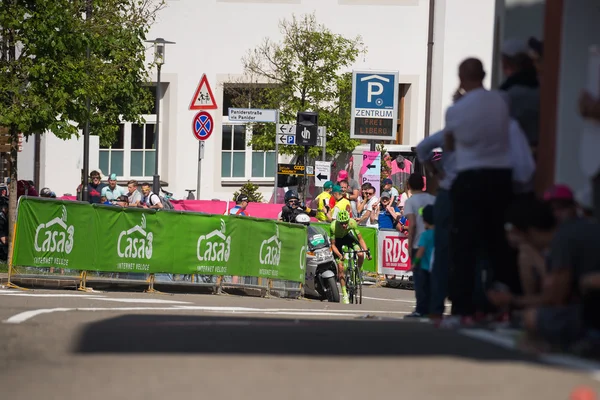 Castelrotto, Itálie 22 květen 2016; Profesionální cyklista během těžké doby hodnocení vylézt — Stock fotografie