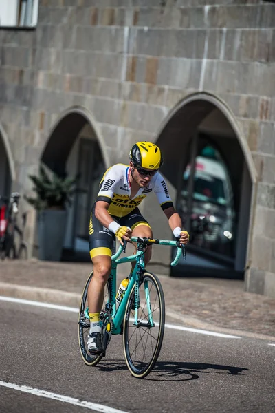 Castelrotto, Italien 22 maj 2016; Professionell cyklist under en hård tid rättegång klättra — Stockfoto