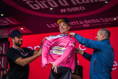 Andalo, İtalya 24 Mayıs 2016; Steven Kruijswijk podyumda Pembe mayo.