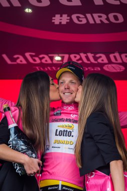 Andalo, İtalya 24 Mayıs 2016; Steven Kruijswijk podyumda Pembe mayo.