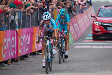 Andalo, İtalya 24 Mayıs 2016; Vincenzo Nibali, profesyonel bisikletçi, sahnenin bitiş çizgisini geçer.