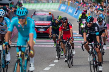 Andalo, İtalya 24 Mayıs 2016; Profesyonel bisikletçiler bir grup sahnenin bitiş çizgisine geçer