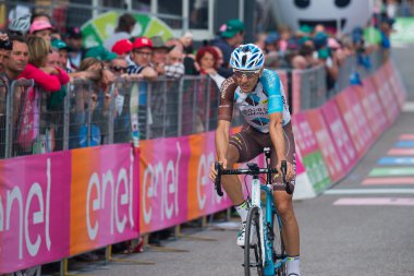 Andalo, İtalya 24 Mayıs 2016; Profesyonel bisikletçi sahnenin bitiş çizgisini geçer.