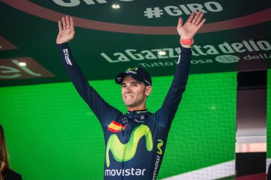 Andalo, İtalya 24 Mayıs 2016; Alejandro Valverde kazandıktan sonra podyumda.