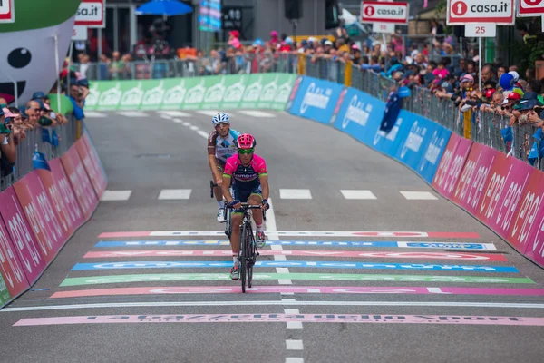 Andalo, Italia mayo 24, 2016; ciclista profesional pasa la línea de meta de la etapa . — Foto de Stock