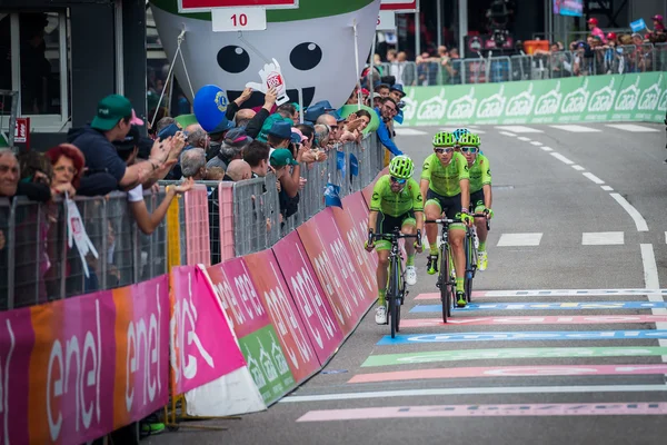 Andalo, İtalya 24 Mayıs 2016; Davide Formolo, profesyonel bisikletçi, sahnenin bitiş çizgisini geçer. — Stok fotoğraf