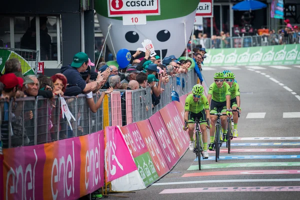 Andalo, Italia mayo 24, 2016; Davide Formolo, ciclista profesional, pasa la línea de meta de la etapa . — Foto de Stock