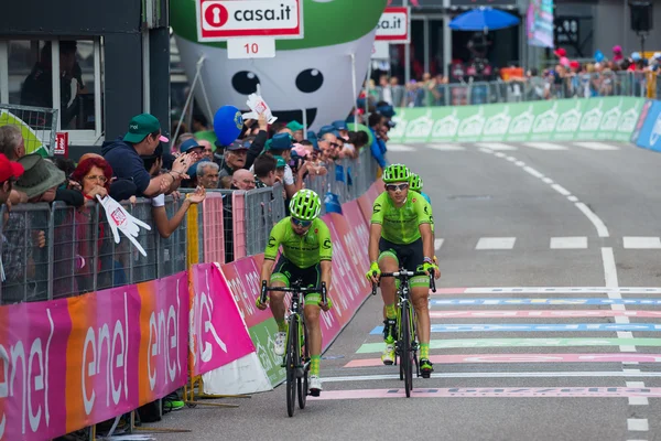 Andalo, Italia mayo 24, 2016; Davide Formolo, ciclista profesional, pasa la línea de meta de la etapa — Foto de Stock