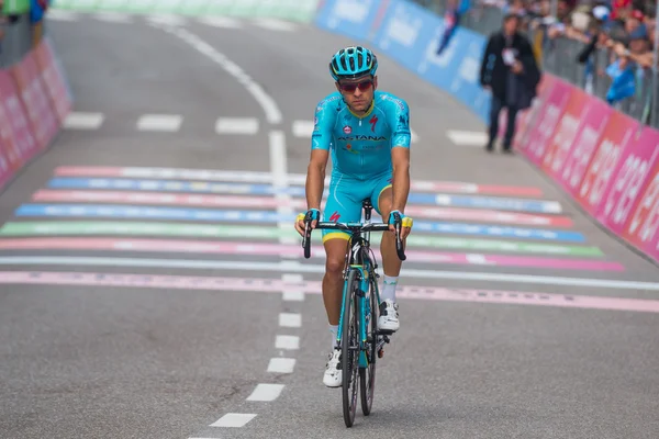 Andalo, Italia mayo 24, 2016; ciclista profesional pasa la línea de meta de la etapa . — Foto de Stock