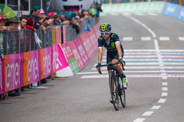 Andalo, Italia mayo 24, 2016; Giovanni Visconti, ciclista profesional, supera la meta . — Foto de Stock