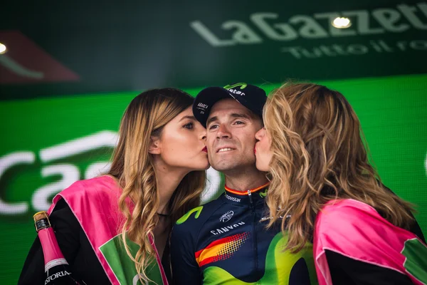 Andalo, Italia mayo 24, 2016; Alejandro Valverde en el podio después de ganar . — Foto de Stock