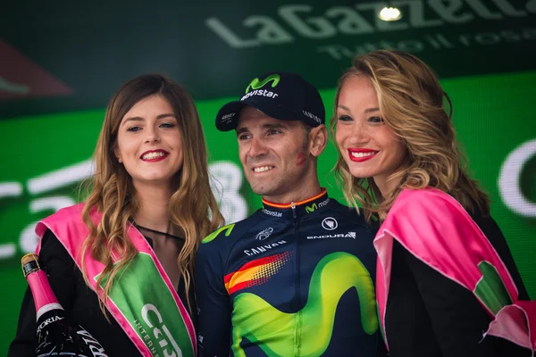 Andalo, Italia mayo 24, 2016; Alejandro Valverde en el podio después de ganar . — Foto de Stock