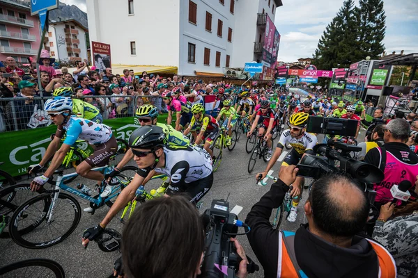 Andalo, Itálie 24, 2016; Skupina profesionálních cyklistů prochází ukončovou čárou jeviště. — Stock fotografie