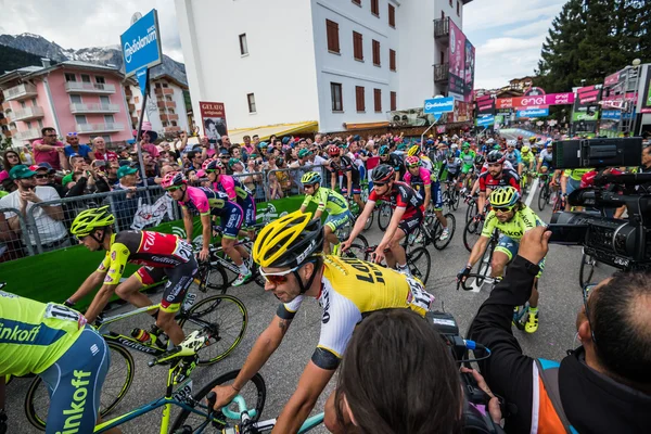 Andalo, Italia mayo 24, 2016; Un grupo de ciclistas profesionales pasa la línea de meta de la etapa . — Foto de Stock