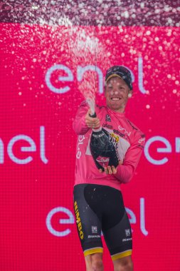 Pinerolo, İtalya 26 Mayıs 2016; Steven Kruijswijk pembe Jersey podyumda Genel klasmanda sahne bittikten sonra lideridir