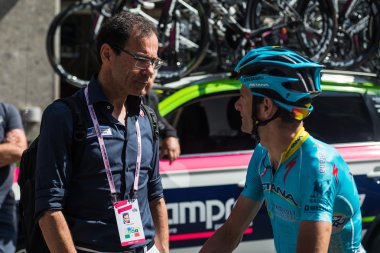 Muggi, İtalya 26 Mayıs 2016; Michele Scarponi ve Davide Cassani sahne başlamadan önce konuşmak