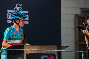 Muggi, İtalya 26 Mayıs 2016; Vincenzo Nibali, takım Astana, başlamadan önce Sahne Podyum imzalar