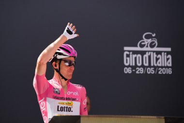 Muggi, İtalya 26 Mayıs 2016; Steven Kruijswijk pembe Jersey'deki takım loto, başlamadan önce Sahne Podyum imzalar.
