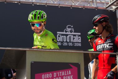 Muggi, İtalya 26 Mayıs 2016; Moreno Moser, takım Cannondale, başlamadan önce sahne podyum imzalar.