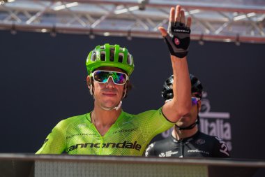 Muggi, İtalya 26 Mayıs 2016; Rigoberto Uran, takım Cannondale, başlamadan önce Sahne Podyum imzalar