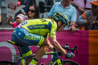 Pinerolo, İtalya 26 Mayıs 2016; Sahne Alanı'nın bitiş çizgisine önce profesyonel bisikletçi hızlandırır