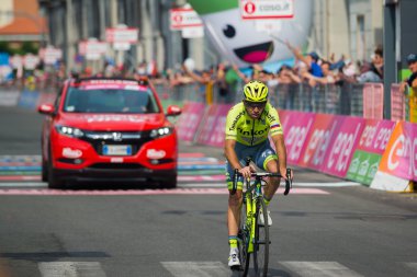 Pinerolo, İtalya 26 Mayıs 2016; Sahne Alanı'nın bitiş çizgisine profesyonel bisikletçi geçer