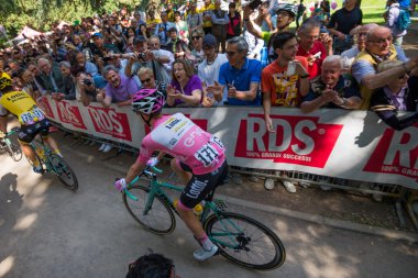 Muggi, İtalya 26 Mayıs 2016; Steven Kruijswijk pembe Jersey sahne alanı başlangıç doğru aldı,