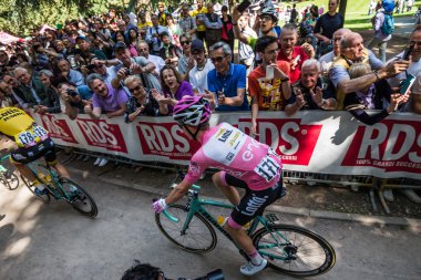 Muggi, İtalya 26 Mayıs 2016; Steven Kruijswijk pembe Jersey sahne alanı başlangıç doğru aldı,