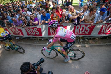 Muggi, İtalya 26 Mayıs 2016; Steven Kruijswijk pembe Jersey sahne alanı başlangıç doğru aldı,